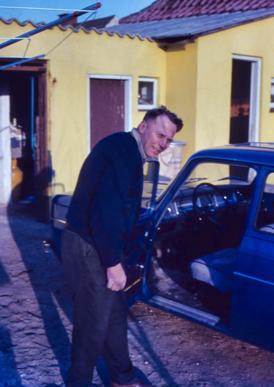 Far med sin nye bil 1965